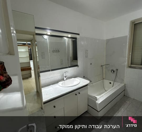 חדר אמבטיה עם כיור ואמבטיה